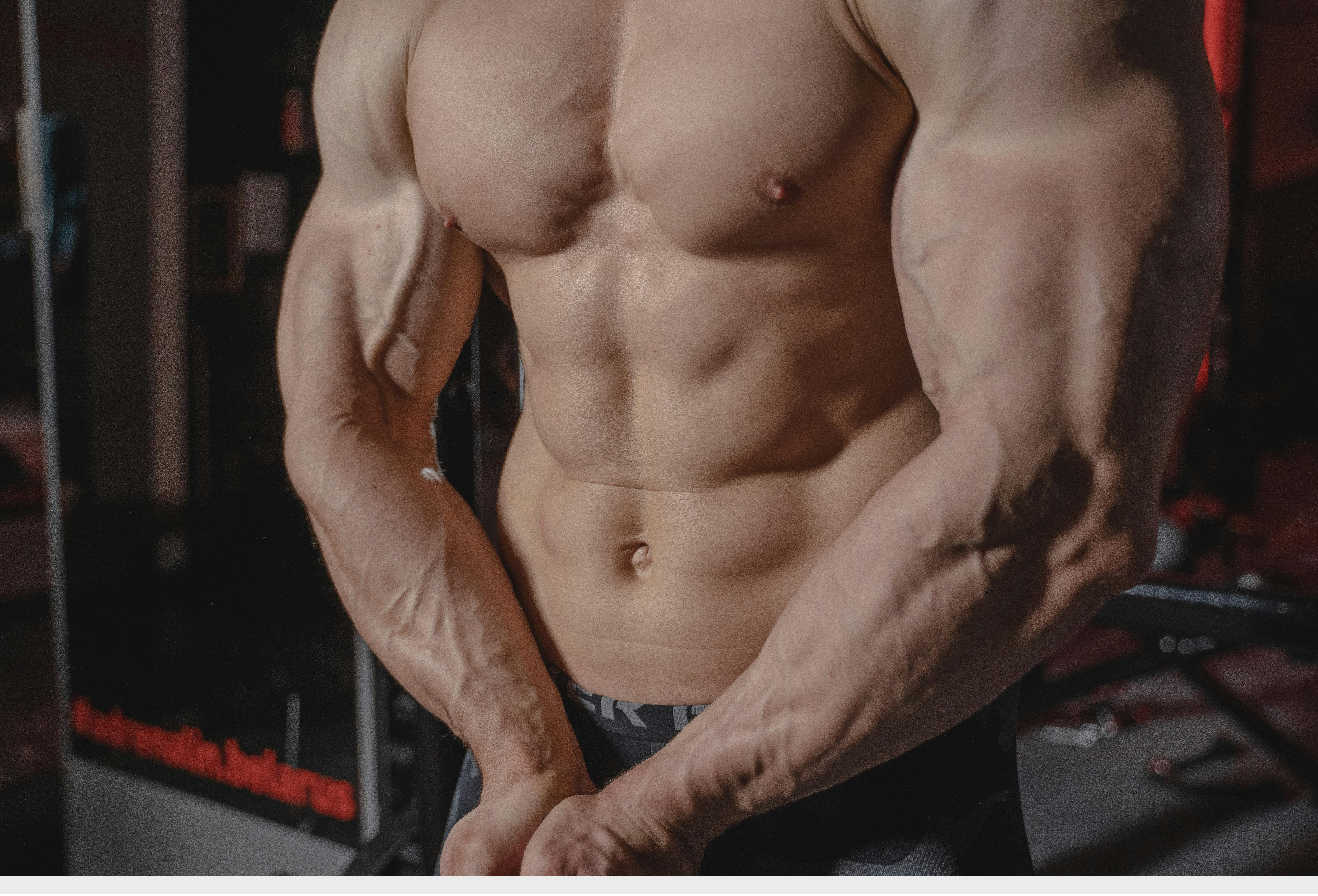 bodybuilder displaying low body fat due to Ostarine and RAD-140 use